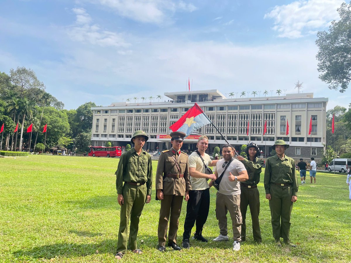 A509VN's tweet image. We have met with soldier participating in the parade, veterans, locals of Ho Chi Minh City and foreign visitors on April 30!
#A509