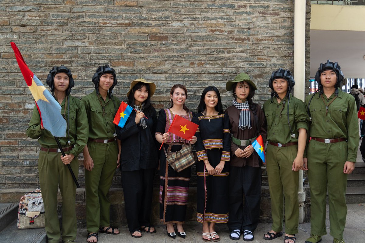 A509VN's tweet image. We have met with soldier participating in the parade, veterans, locals of Ho Chi Minh City and foreign visitors on April 30!
#A509