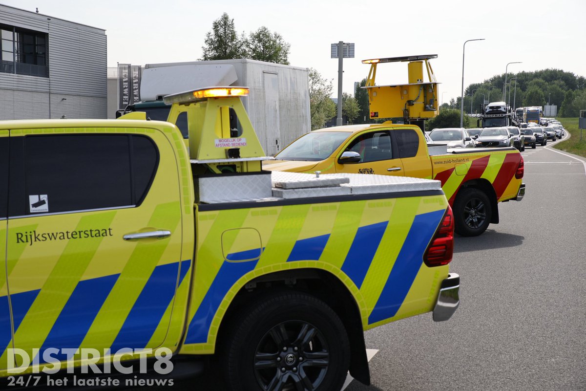 RedactieD8's tweet image. Enig oponthoud op de #N470 richting #Pijnacker bij #Delfgauw na een kop-staart aanrijding tussen twee voertuigen. De ambulancedienst komt ter plaatse voor een van de bestuurders.