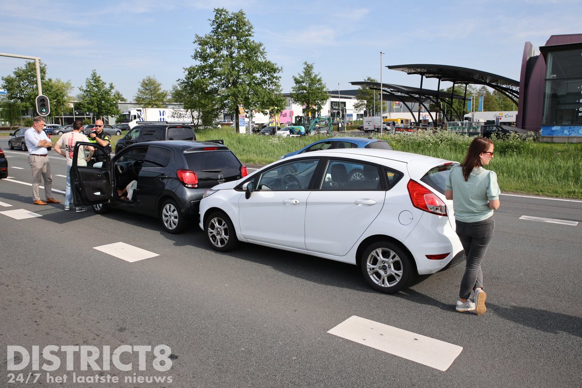 RedactieD8's tweet image. Enig oponthoud op de #N470 richting #Pijnacker bij #Delfgauw na een kop-staart aanrijding tussen twee voertuigen. De ambulancedienst komt ter plaatse voor een van de bestuurders.