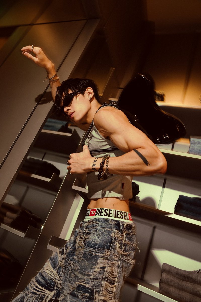 kireyung's tweet photo. DIESEL ご招待いただき、ありがとうございました。
着こなすとは、勇気を着ること。
Thank you so much for having me.
Wearing something bold is all about confidence.
#KIRE https://t.co/p7Tu5BxjjK