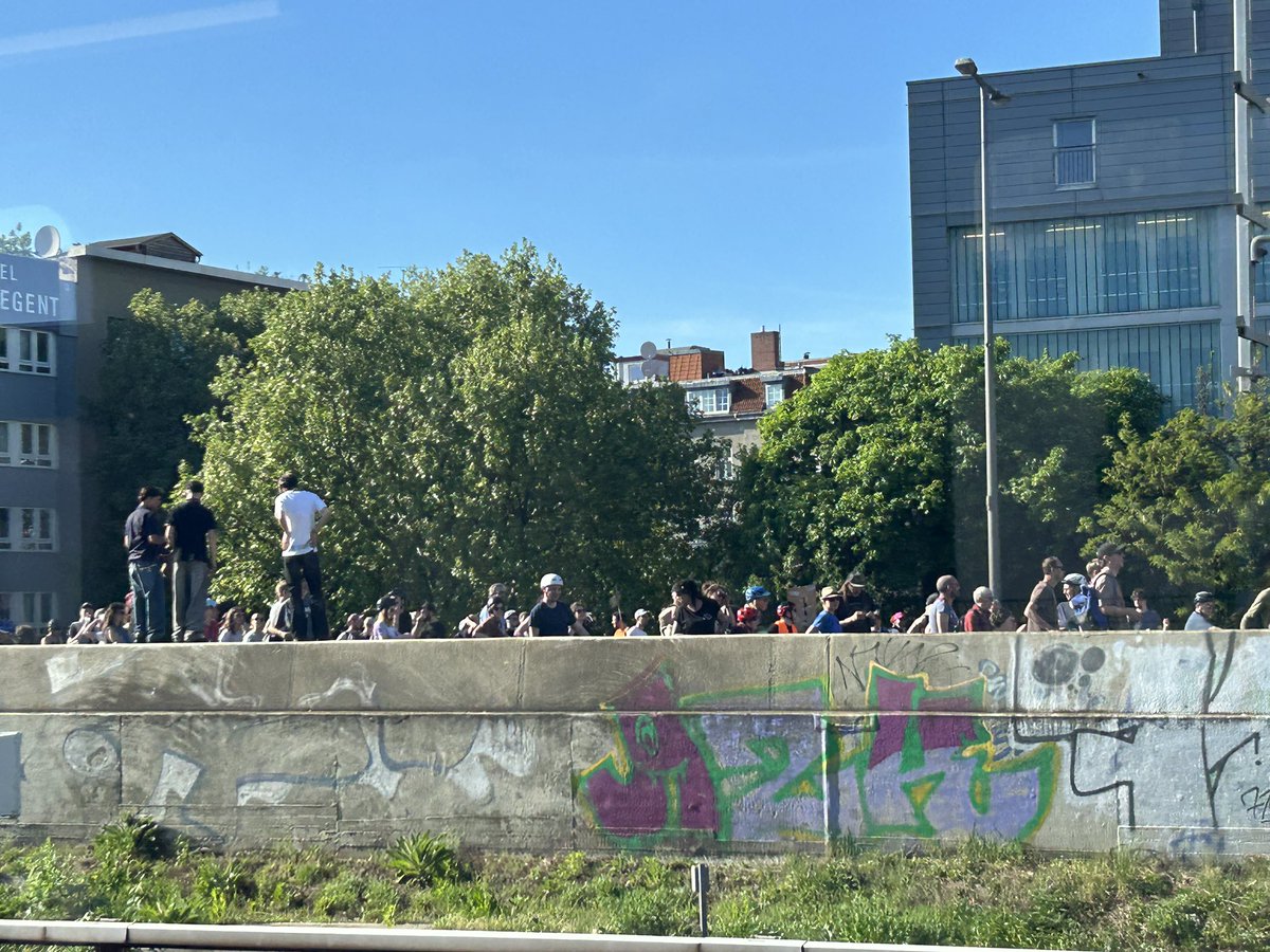 Und jetzt: Fahrradstau auf der Autobahn! Weil die Demonstration von der Veranstaltung „mygruni“ in Grunewald bis nach Kreuzberg über die #A100 den Tunnel am Innsbrucker Platz nicht durchqueren darf, müssen die Radler oberirdisch, die Kreuzung überqueren. Das dauert. #b0105