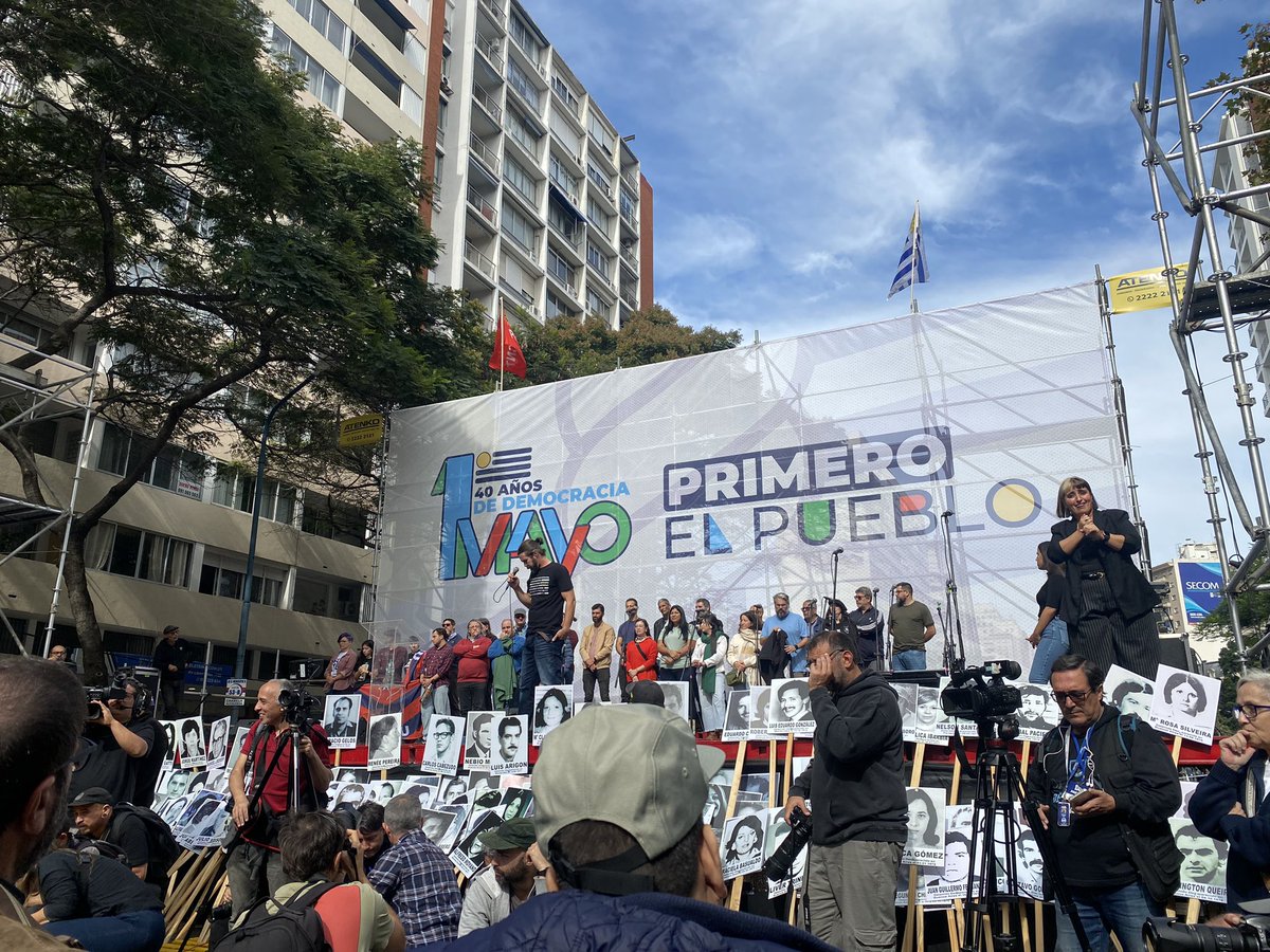 ✊🏽 Primero el pueblo. 
Otro 1º de Mayo, hermanados a la clase trabajadora de todo el mundo. 
Otro 1º de Mayo luchando por paz, pan, trabajo y dignidad para todas las personas. 
La plataforma que hoy presenta el <a href="/PITCNT1/">PIT CNT</a> y que incluye una agenda relevante en materia de desarrollo,