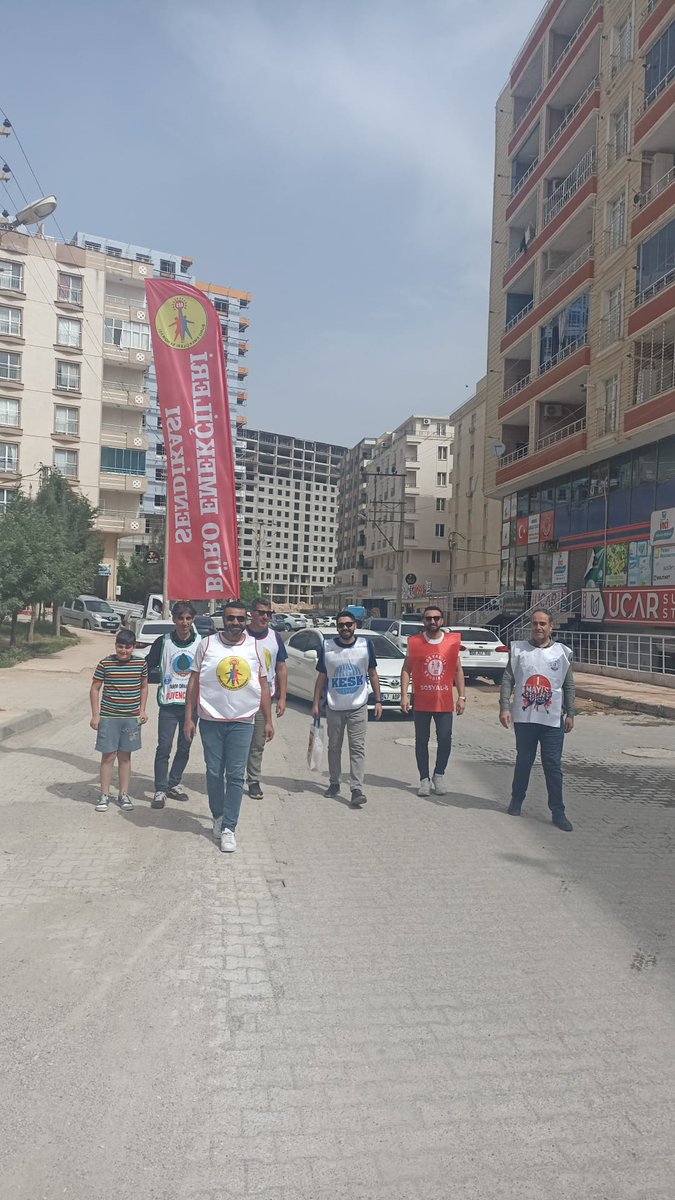 Emek!
Barış!
Özgürlük!  
İçin alanlardayız....
Yaşasın 1 Mayıs!
Bijî 1 Gulan!