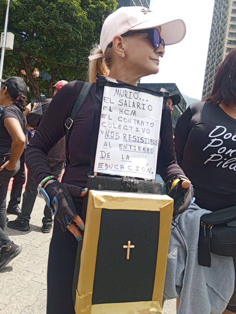 _Provea's tweet photo. Día del Trabajador: tras los recientes anuncios de Maduro -que constituyen la abolición definitiva del salario en Venezuela-, las trabajadoras se mantienen en la calle exigiendo respeto a las conquistas sociales y al ahorro de las familias #1DeMayoEnLaCalle