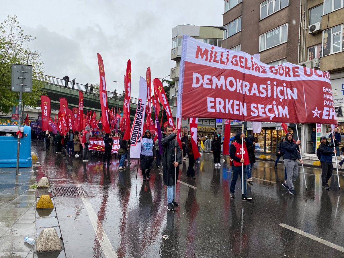 Kadıköy'de işçilerin, gençlerin, kadınların sesi yankılandı. Sefalete, güvencesizliğe, adaletsizliğe karşı omuz omuza yürüdük.

İşçi sınıfı için, halkın iktidarı için alanlardaydık!

#1Mayıs2025
