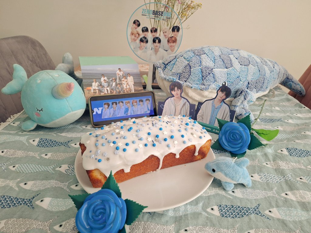 dwukwiatek's tweet photo. #zerose 🌹 second bday and #ohna 🌊 naming day celebration with a cake with @riwethiel 💙🩵🤍 #NexT1DE #zerobaseone https://t.co/tWDTnKilcs