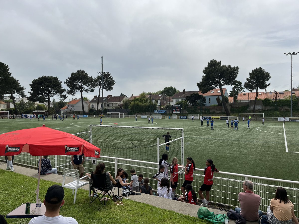 Foulques44's tweet photo. Le 1er mai, c’est tournoi de foot ⚽️ féminin à la #Mellinet
Bravo les sportives !
#Nantes #sport #foot #chombart26 https://t.co/SQp43Pios7
