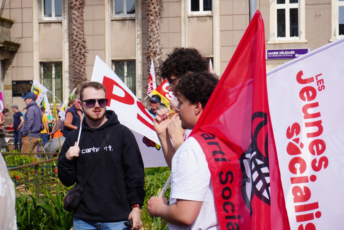 Face aux attaques du gouvernement contre nos droits sociaux et aux divisions alimentées par la droite et l'extrême-droite, nous étions ce 1er mai aux côtés des syndicats pour défendre nos droits et construire de nouvelles solidarités ! 💐
