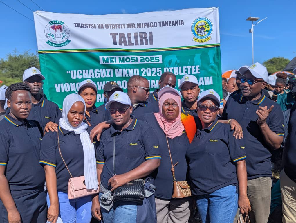 Taliri_TZ's tweet photo. Watumishi TALIRI ndani ya viwanja vya bombadia Singida katika kuadhimisha siku ya wafanyakazi duniani.

Huku Mgeni rasmi akiwa Mhe. Rais Dkt. Samia Suluhu Hassan.

Kauli mbiu; “Uchaguzi Mkuu 2025 utuletee Viongozi Wanaojali Haki na Maslahi ya Wafanyakazi, Sote Tushiriki” https://t.co/UEc3oKAcKM