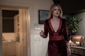 merlinpapin3's tweet photo. .@FredOL69007 Vu le film #DropGame de Christopher Landon (2025) avec Meghaan Fahy Brandon Sklenar Violett Beane Gabrielle Ryan Reed Diamond Ed Weeks
Violet est une jeune veuve qui, pour son premier rendez-vous depuis des années, se rend dans un restaurant très chic où elle rencontre Henry, encore plus charmant que séduisant. Mais leur alchimie naissante va vite être gâchée quand Violet se voit harcelée puis terrorisée par une série de messages anonymes sur son téléphone. Contrainte au silence, elle doit suivre les instructions qu'elle reçoit.
Connu pour ses films mêlant habilement humour, horreur et second degré, Christopher Landon s’égare avec Drop Game dans un registre de thriller psychologique en huis clos… sans jamais en maîtriser les codes. Produite par Blumhouse, cette tentative de cinéma minimaliste aurait pu être un exercice de style tendu et grinçant. Mais le jeu promis tourne rapidement au simulacre creux, recyclant mécaniquement les ficelles du genre sans la moindre étincelle.
Le point de départ n’était pas inintéressant : un groupe d’amis se réunit pour un dîner, au cours duquel un jeu de société (le fameux "Drop Game") oblige chacun à révéler un secret. Petit à petit, les masques tombent, les rancunes éclatent, et le vernis des relations sociales se craquelle. Une mécanique bien connue, vue et revue depuis Le Prénom, Perfect Strangers ou Carnage, mais qui peut toujours fonctionner si elle est bien huilée.
Sauf que tout, ici, semble rouillé. Dès les premières scènes, un sentiment d’artificialité plombe l’ensemble. La mise en scène est plate, sans intention, avec un découpage scolaire et des éclairages insipides qui évoquent plus un téléfilm de M6 qu’un thriller signé Blumhouse. L’image est lisse, les cadrages paresseux, et la tension — censée monter crescendo — reste au point mort.
Les comédiens, mal dirigés, peinent à incarner autre chose que des archétypes : la copine passive-agressive, le mari distant, le fêtard cynique, la fille trop franche… Tous débitent leurs répliques avec une intensité fluctuante, parfois totalement hors de propos. Le personnage d’Henry, censé incarner le regard extérieur, l’homme raisonnable au milieu du chaos, devient vite une énigme : pourquoi reste-t-il à ce dîner ? Pourquoi ne réagit-il jamais vraiment ? Il devient le double du spectateur, prisonnier d’une soirée interminable.
Le film donne l’illusion d’avancer, mais ses rebondissements s’épuisent rapidement. Ce qui devait être des révélations-choc devient une suite de révélations attendues, ou bien trop tordues pour convaincre. À mesure que les secrets s’enchaînent, l’effet s’émousse. La mécanique du "Ah ! encore une bombe !" ne surprend plus, et finit par lasser. Les tensions retombent avant même d’avoir pris.
Au milieu, le film stagne. Il devient bavard, poussif, répétitif. Il manque cruellement d’enjeux visuels ou émotionnels. Le rythme s’accélère soudain dans les quinze dernières minutes — mais c’est trop tard. Les révélations finales, censées tout bouleverser, tombent dans l’exagération grotesque. On rit là où on devrait être sidéré, on soupire au lieu de s’étrangler. Le drame devient farce, involontairement.
Le plus étonnant reste que ce projet vienne de Christopher Landon, un réalisateur qui a prouvé qu’il savait jongler avec les tonalités (horreur, comédie, émotion) et créer des univers aussi efficaces que décomplexés. Ici, il semble bridé, éteint, ou simplement désintéressé. On peine à comprendre ce qu’il est venu faire dans cette galère. Quant à Blumhouse, habituée à rentabiliser des concepts malins à moindre coût, elle nous livre un produit sans saveur, bien en-dessous de ses standards habituels.
Drop Game avait un potentiel simple mais solide : faire du malaise un spectacle jouissif, faire exploser les conventions sociales dans un cadre confiné. Au lieu de ça, on assiste à un dîner raté, un film creux, long, inutilement verbeux, et maladroit dans son exécution comme dans son intention.
Un drop raté. Game over.