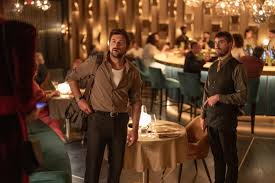 merlinpapin3's tweet photo. .@FredOL69007 Vu le film #DropGame de Christopher Landon (2025) avec Meghaan Fahy Brandon Sklenar Violett Beane Gabrielle Ryan Reed Diamond Ed Weeks
Violet est une jeune veuve qui, pour son premier rendez-vous depuis des années, se rend dans un restaurant très chic où elle rencontre Henry, encore plus charmant que séduisant. Mais leur alchimie naissante va vite être gâchée quand Violet se voit harcelée puis terrorisée par une série de messages anonymes sur son téléphone. Contrainte au silence, elle doit suivre les instructions qu'elle reçoit.
Connu pour ses films mêlant habilement humour, horreur et second degré, Christopher Landon s’égare avec Drop Game dans un registre de thriller psychologique en huis clos… sans jamais en maîtriser les codes. Produite par Blumhouse, cette tentative de cinéma minimaliste aurait pu être un exercice de style tendu et grinçant. Mais le jeu promis tourne rapidement au simulacre creux, recyclant mécaniquement les ficelles du genre sans la moindre étincelle.
Le point de départ n’était pas inintéressant : un groupe d’amis se réunit pour un dîner, au cours duquel un jeu de société (le fameux "Drop Game") oblige chacun à révéler un secret. Petit à petit, les masques tombent, les rancunes éclatent, et le vernis des relations sociales se craquelle. Une mécanique bien connue, vue et revue depuis Le Prénom, Perfect Strangers ou Carnage, mais qui peut toujours fonctionner si elle est bien huilée.
Sauf que tout, ici, semble rouillé. Dès les premières scènes, un sentiment d’artificialité plombe l’ensemble. La mise en scène est plate, sans intention, avec un découpage scolaire et des éclairages insipides qui évoquent plus un téléfilm de M6 qu’un thriller signé Blumhouse. L’image est lisse, les cadrages paresseux, et la tension — censée monter crescendo — reste au point mort.
Les comédiens, mal dirigés, peinent à incarner autre chose que des archétypes : la copine passive-agressive, le mari distant, le fêtard cynique, la fille trop franche… Tous débitent leurs répliques avec une intensité fluctuante, parfois totalement hors de propos. Le personnage d’Henry, censé incarner le regard extérieur, l’homme raisonnable au milieu du chaos, devient vite une énigme : pourquoi reste-t-il à ce dîner ? Pourquoi ne réagit-il jamais vraiment ? Il devient le double du spectateur, prisonnier d’une soirée interminable.
Le film donne l’illusion d’avancer, mais ses rebondissements s’épuisent rapidement. Ce qui devait être des révélations-choc devient une suite de révélations attendues, ou bien trop tordues pour convaincre. À mesure que les secrets s’enchaînent, l’effet s’émousse. La mécanique du "Ah ! encore une bombe !" ne surprend plus, et finit par lasser. Les tensions retombent avant même d’avoir pris.
Au milieu, le film stagne. Il devient bavard, poussif, répétitif. Il manque cruellement d’enjeux visuels ou émotionnels. Le rythme s’accélère soudain dans les quinze dernières minutes — mais c’est trop tard. Les révélations finales, censées tout bouleverser, tombent dans l’exagération grotesque. On rit là où on devrait être sidéré, on soupire au lieu de s’étrangler. Le drame devient farce, involontairement.
Le plus étonnant reste que ce projet vienne de Christopher Landon, un réalisateur qui a prouvé qu’il savait jongler avec les tonalités (horreur, comédie, émotion) et créer des univers aussi efficaces que décomplexés. Ici, il semble bridé, éteint, ou simplement désintéressé. On peine à comprendre ce qu’il est venu faire dans cette galère. Quant à Blumhouse, habituée à rentabiliser des concepts malins à moindre coût, elle nous livre un produit sans saveur, bien en-dessous de ses standards habituels.
Drop Game avait un potentiel simple mais solide : faire du malaise un spectacle jouissif, faire exploser les conventions sociales dans un cadre confiné. Au lieu de ça, on assiste à un dîner raté, un film creux, long, inutilement verbeux, et maladroit dans son exécution comme dans son intention.
Un drop raté. Game over.