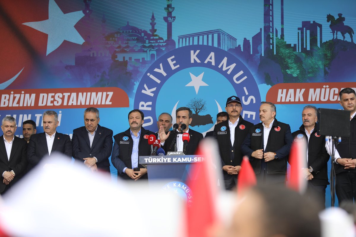 furkanozubek's tweet photo. 📍ANKARA KOLEJ MEYDANI 

1 Mayıs Emek ve Dayanışma Günü’nü kutlamak ve önümüzdeki toplu sözleşme sürecine yönelik taleplerimizi yüksek sesle dile getirmek için binlerce memurumuzla Kolej Meydanı’na yürüyoruz.
Türkiye sevdamız, ekmek için kavgamız!
Yaşasın hak mücadelemiz…
#1MAYIS

#hastane #hemşire #ebe  #doktor #hekim #sağlıkçı #keşfet #mesai #memur #reels #sağlık #tıbbisekreter 
#röntgen #paramedik  #att  #dahiliye #cerrahi #Enflasyon #MemuraRefahPayı 
#tssbirlikte
#tssbirarada
#tsseminadımlarlayetkiye
#tssbirliktehaklarımızguvende
#tsskazanımınadresi 
@turksagliksengm @Kamu_Sen @OnderKahveci @orhanyilmaz47 @turhan_73 @mustafaa_kose @kenankaracam25 @kemalkazak1 @mchtgokhan 
@FerhatYgit @HlyaCoar1470401 @DincerKara2929 @edadoganmert @CanselDin271171 @tk_kendirci @DenizDuranK @AhmetKizmaz06 @ahmetsevgii14 @KayhanYlmz1414 @KenanYavuz_14  @turk_bolu @kamusenbolu