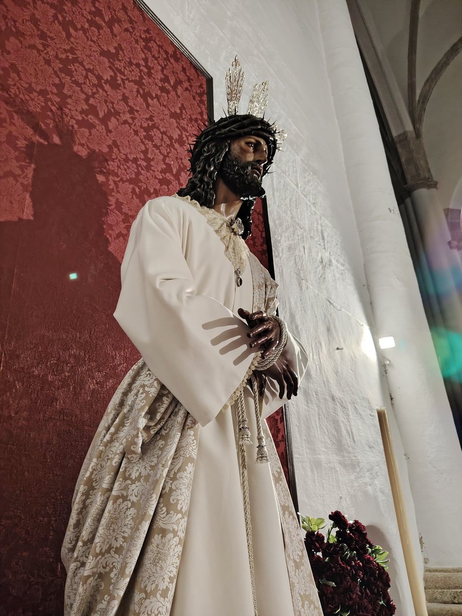 El Señor de la Salud vestido para Pascua con túnica de sarga blanca, mantolín de damasco en diferentes tonos beiges, potencias de plata "flor de lis", cíngulo y cordones de plata, broche de plata y amatistas y el broche de los devotos.

#YoSoyDeSaludyEstrella