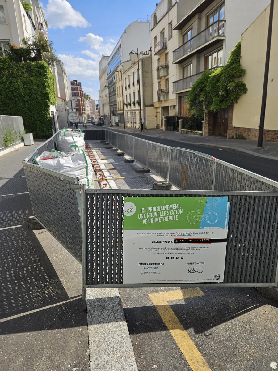 Rue Haxo bloquée pendant 3 mois pour des travaux et tout refaire. Puis une fois tout terminé ils se sont dit tiens... si on recassait pour installer une station Vélib ? #Paris20 #saccageparis