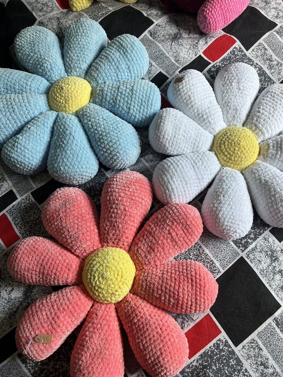 Coucou ici ! 
Bon 1er Mai à vous ! 
Je reviens d’1h30 de balade/dessin en pixel art (j’essaye de m’y mettre mais c’est pas simple !)
Ce temps motivé à fond !
Aussi, mes coussins marguerite sont toujours à la recherche de leur proprio, vous pouvez m’envoyer un dm si intéressé.e 🫶🏼