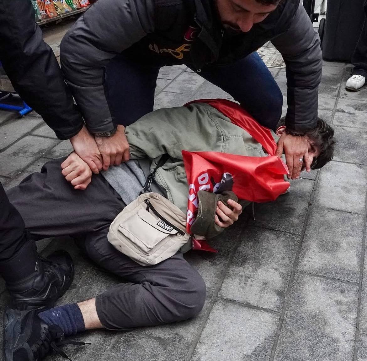 Sen kendi Anayasanı bile tanımayacaksın, yürüyüş, düşünce özgürlüğü ne varsa ayaklar altına alacaksın sonra da kalkıp bize terörist diyeceksin, hadi oradan!

İşkence yaptığınız bu yoldaşlarımızın sıkılı yumrukları düzeninizi başınıza yıkacak!