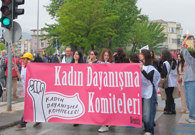 Kadın Dayanışma Komiteleri (@kadindayanismak) on Twitter photo <a href="/tkpninsesi/">TKP</a> <a href="/istanbul_tkp/">TKP - İstanbul</a> <a href="/IzmirTkp/">TKP İzmir</a> <a href="/IzmirKdk/">İzmir Kadın Dayanışma Komiteleri</a> <a href="/EskisehirKdk/">Eskişehir Kadın Dayanışma Komiteleri</a> <a href="/TKPeskisehir/">TKP Eskişehir</a> <a href="/hataytkp/">TKP Hatay</a> <a href="/iskenderuntkp/">TKP İSKENDERUN</a> Yoksulluğa, sömürüye, şiddete itirazım var diyen kadınlar bugün bir aradaydı.
Denizli, Dersim ve Van’da 1 Mayıs alanındaydık 🚩 <a href="/tkpninsesi/">TKP</a> <a href="/istanbul_tkp/">TKP - İstanbul</a> <a href="/IzmirTkp/">TKP İzmir</a> <a href="/IzmirKdk/">İzmir Kadın Dayanışma Komiteleri</a> <a href="/EskisehirKdk/">Eskişehir Kadın Dayanışma Komiteleri</a> <a href="/TKPeskisehir/">TKP Eskişehir</a> <a href="/hataytkp/">TKP Hatay</a> <a href="/iskenderuntkp/">TKP İSKENDERUN</a> Yoksulluğa, sömürüye, şiddete itirazım var diyen kadınlar bugün bir aradaydı.
Denizli, Dersim ve Van’da 1 Mayıs alanındaydık 🚩