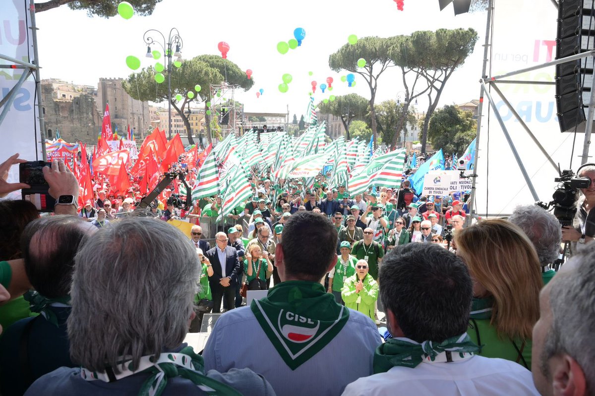 Cisl_Lazio's tweet photo. 1 maggio Roma 
Enrico Coppotelli “E’ tempo di una reale e concreta partecipazione dei Lavoratori alle decisioni strategiche, assumendo responsabilità nelle dinamiche di cambiamento con proposte capaci di rafforzare sviluppo, salari, innovazione, partendo dal valore della persona” https://t.co/UgCACU1Beg