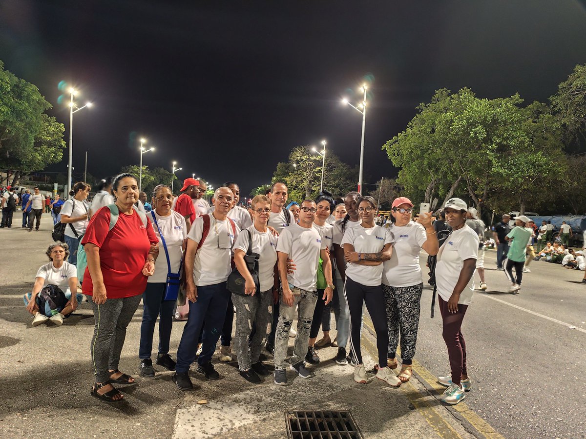 InelProyec17894's tweet photo. #INEL presente en la plaza celebrando el día Internacional de los trabajadores 
#PorCubaJuntosCramos https://t.co/4tvPxOdJuB