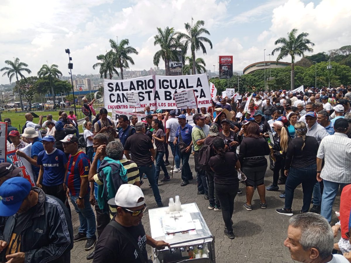 _Provea's tweet photo. Día del Trabajador: la dignidad en la calle en defensa de las conquistas sociales. 

Pese a la represión y los obstáculos gubernamentales, gremios y sindicatos autónomos se concentran en la Plaza Venezuela de Caracas, y en otras ciudades del país, para exigir aumento de sueldos y respeto a las convenciones colectivas #1DeMayoEnLaCalle