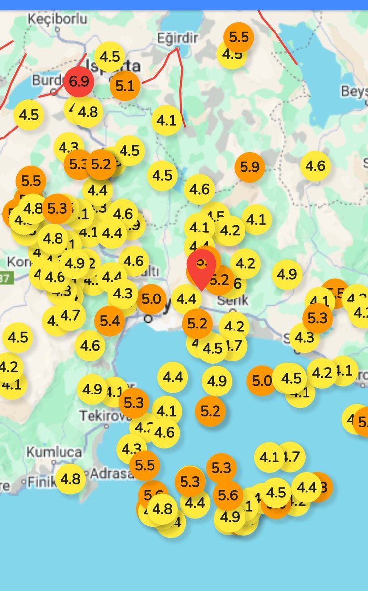 sismikveri's tweet photo. Antalya 4,0 büyüklüğünde ve 100 km derindeki  #deprem bize ne anlatıyor?
Arap-Afrika Levhalarının ve Kıbrıs dalma- batma kuşağının Anadolu Levhasını kuzeye doğru sıkıştırıp Hem Anadolu'nun altına doğru dalıp hemde batıya doğru sürüklemesi Isparta-Antalya doğrultu atımlı fay sistemlerini oluşturuyor.
Bugün yaşanan deprem dalmanın olduğu kesimde,yani moho derinliğinin çok derinlerinde gerçekleşti.
Geçmişte yaşanan Deprem yoğunluğu Aksu bindirmesi dediğimiz kırık üzerinde ya da alt segmentlerinde oluşuyor.
Bu kırıkların oluşturduğu sistemde 6,0 /6,5 büyüklüğüne kadar atımlar olağandır.
Derin depremlerin yıkıcı etkisi az, sallantı alanı geniş olur.