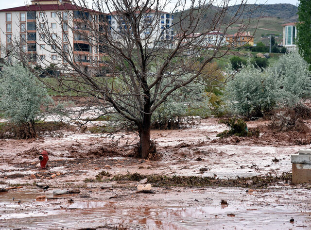 Kırıkkale'nin merkezi ve Yahşihan ilçesinde sağanak nedeniyle derelerin taşması sonucu ev ve iş yerleri ile caddeler, park ve bahçeleri su bastı, bazı araçlar yolda mahsur kaldı hbr.tk/M4qK9U