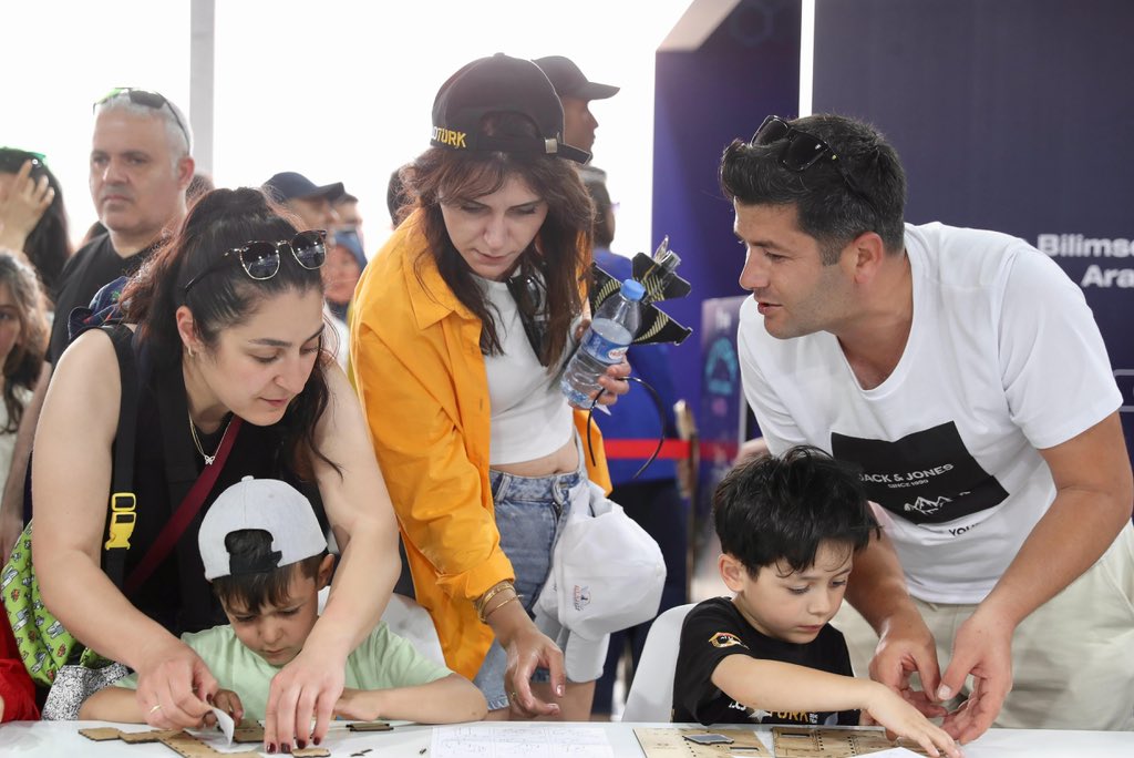 ProfOrhanAydin's tweet photo. Heyecan ve merakla beklediğimiz festivaldeyiz! 🚀

TEKNOFEST KKTC, KKTC Cumhurbaşkanı Sayın @ErsinrTatar ile @TCSanayi Bakanımız Sayın @mfatihkacir ve @teknofest Yönetim Kurulu Başkanı Sayın @Selcuk Bayraktar’ın katılımlarıyla başladı.

🔬 Bilim ve teknoloji tutkunları ile buluştuğumuz alanda, TÜBİTAK olarak her yaştan ziyaretçiyi ağırlıyoruz.

TÜBİTAK stantlarında atölye ve etkinlikler düzenliyor, Sosyal İnovasyon Yarışması'nda gençlerimizin projelerini dinliyor, TÜBİTAK Uzay Sergisi'nde ilk astronotlarımızın gerçekleştirdiği uzay misyonumuzu tanıtıyoruz. 

#SenGeleceksinDiye biz TEKNOFEST'teyiz! 🚀