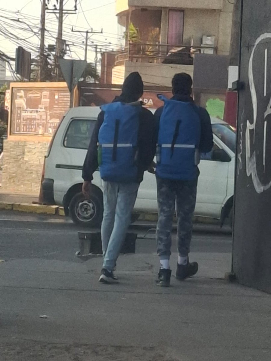 jorgesolimano's tweet photo. #iquique siendo pasadas las 11 de la  mañana de hoy jueves, mochilas azules en JUA Martinez con Tomas bonilla https://t.co/8Y0bgsYR42