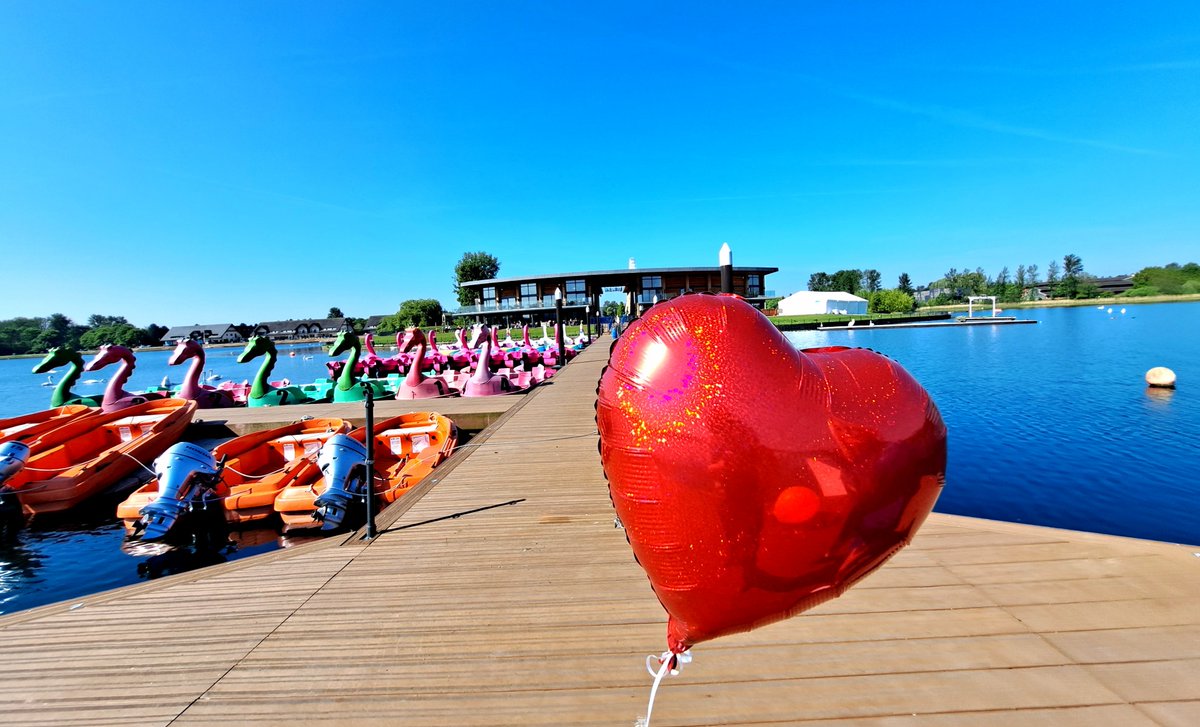 DestinationMK's tweet image. Sun's out, we're off to @willenlake ☀️

The perfect place to celebrate #LoveMK Day, wide open green spaces, watersports, splash pad, crazy golf, high ropes course, the Willen Wheel and much more! ❤️