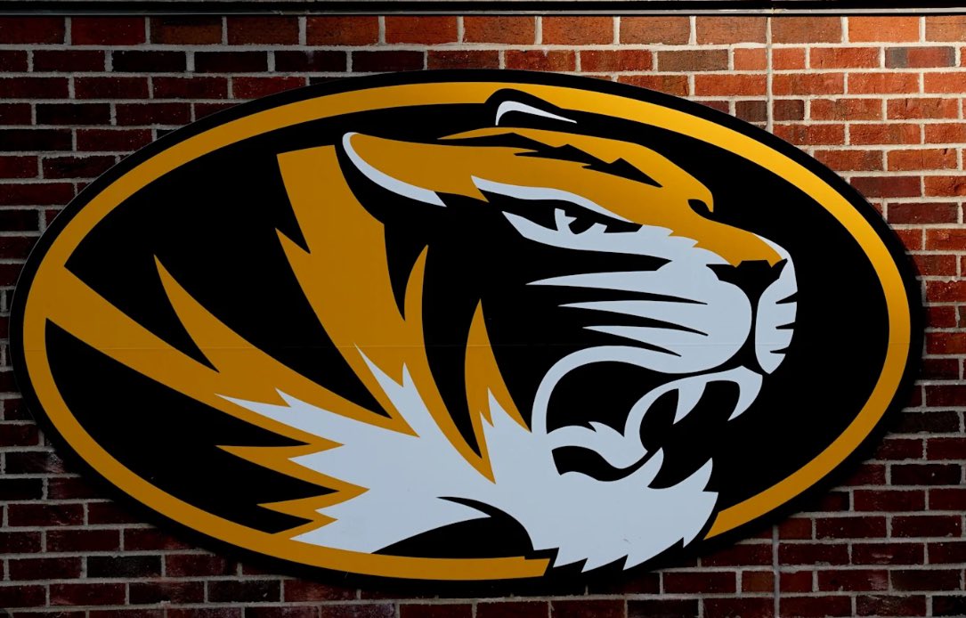 Blessed to be offered by <a href="/MizzouFootball/">Mizzou Football</a> #Miz <a href="/CoachDrinkwitz/">Eliah Drinkwitz</a> <a href="/CoachYoro/">Jacob Yoro</a> <a href="/CoachYounger14/">Wayne Younger</a>  <a href="/EauGallieHC/">Coach Sands</a> <a href="/QNHall_Uno_JTG/">Coach Hall</a> <a href="/cphat0421/">Coach C Phat</a> <a href="/EGCoach_Ramos/">Coach Ramos</a> <a href="/Andrew_Ivins/">Andrew Ivins</a> <a href="/adamgorney/">Adam Gorney</a> <a href="/RivalsFriedman/">Adam Friedman</a> <a href="/JohnGarcia_Jr/">John Garcia, Jr.</a> <a href="/DemetricDWarren/">Demetric D. Warren</a> <a href="/JonSantucci/">Jon Santucci</a> <a href="/ChadSimmons_/">ChadSimmons</a>  <a href="/RealNews102/">Drew Johnson</a>