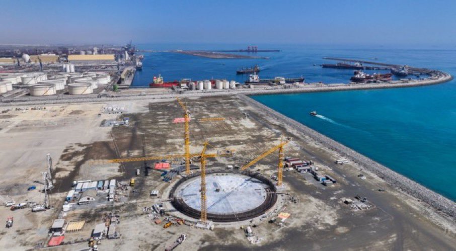 تتوالى الإنجازات التنموية في السلطنة ، تم اليوم وضع حجر الأساس لمشروع مرسى بولاية صحار والذي يعد الأول من نوعه في الشرق الأوسط لتزويد السّفن بوقود الغاز الطبيعي المُسال، وبتكلفة  تفوق ٦٠٠ مليون ريال عُماني.