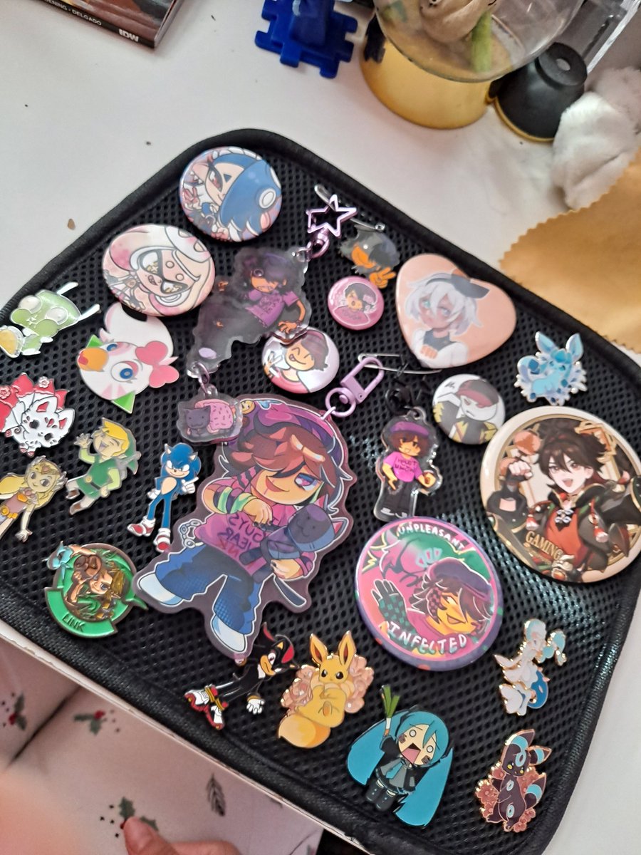 Small showcase of my pins/keychains in my school ita bag :)) 

Planning on adding more soon