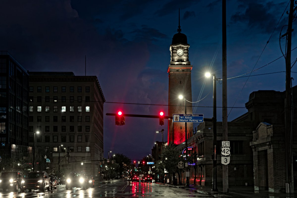ProppedP's tweet image. The storm passed, the streets stayed soaked, and West 25th lit up like only Cleveland can.
Clock tower glowing. Red light holding.
📍Ohio City