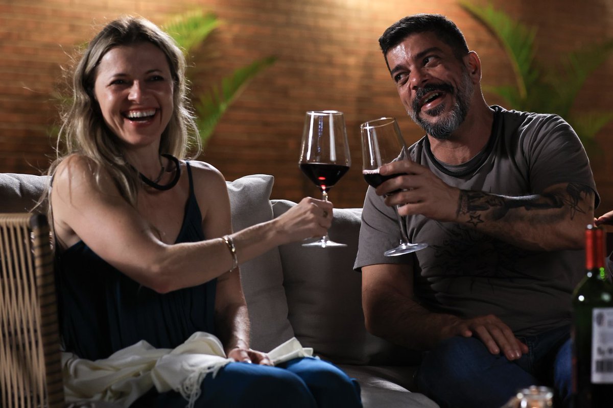 joaoamaral_eu's tweet photo. Já tive o meu primeiro date logo no início Vcs viram, né?💕
E o que acharam?
Aaah... Me contem
Vcs também brindam olhando nos olhos?🍷👀✨
📺Os 4 primeiros episódios de Minha mãe com seu pai já estão no ar na @Globoplay com a @sabrinasato.
#minhamaecomseupai #globoplay #formata https://t.co/Gvq5Sb7Yfn