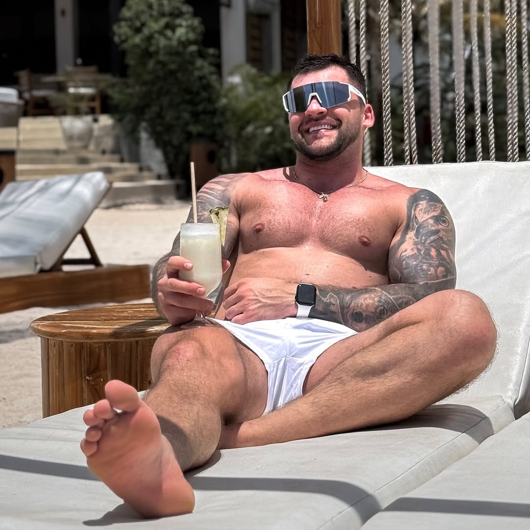 vipyuraxxx's tweet photo. Rich guy bought me a drink, invited me over… and I gave him my own special thank you 😏
Full video in comment https://t.co/F8J38ITpCL