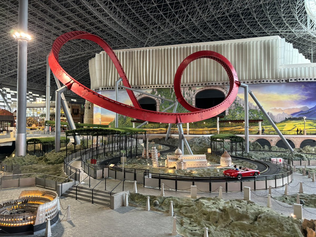 Poco se ha hablado de esto, pero esta semana Miral (Yas Island, Abu Dhabi) ha anunciado dos BOMBAS:

🎬 Warner Bros. World abrirá DOS nuevas atracciones “insignia”.

🎢 Ferrari World abrirá una nueva montaña rusa con 4 RÉCORDS mundiales. Más detalles pronto.