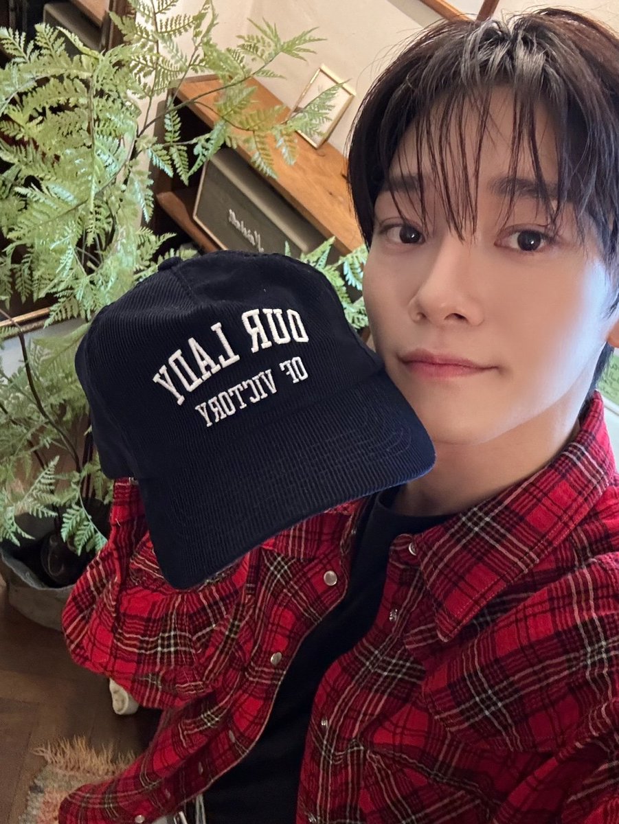JongdaeLatam's tweet photo. [IMÁGEN] {250501}

Si tan sólo mi posesión más preciada pudiera escuchar mi canción...🎧

Mira el vídeo de Song For It de CHEN ahora en el YouTube de Warner Music Korea!

🔗 https://t.co/JsY5eRopmi

Cr. Warner_Music_Kr

#CHEN #첸 #BrokenParty #warnermusic #warnerkpop #SongForIt https://t.co/r9DC8XInNq