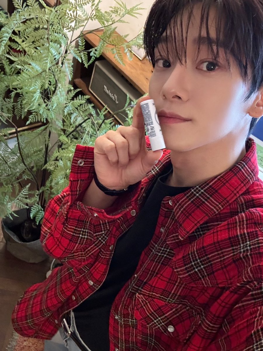 JongdaeLatam's tweet photo. [IMÁGEN] {250501}

Si tan sólo mi posesión más preciada pudiera escuchar mi canción...🎧

Mira el vídeo de Song For It de CHEN ahora en el YouTube de Warner Music Korea!

🔗 https://t.co/JsY5eRopmi

Cr. Warner_Music_Kr

#CHEN #첸 #BrokenParty #warnermusic #warnerkpop #SongForIt https://t.co/r9DC8XInNq