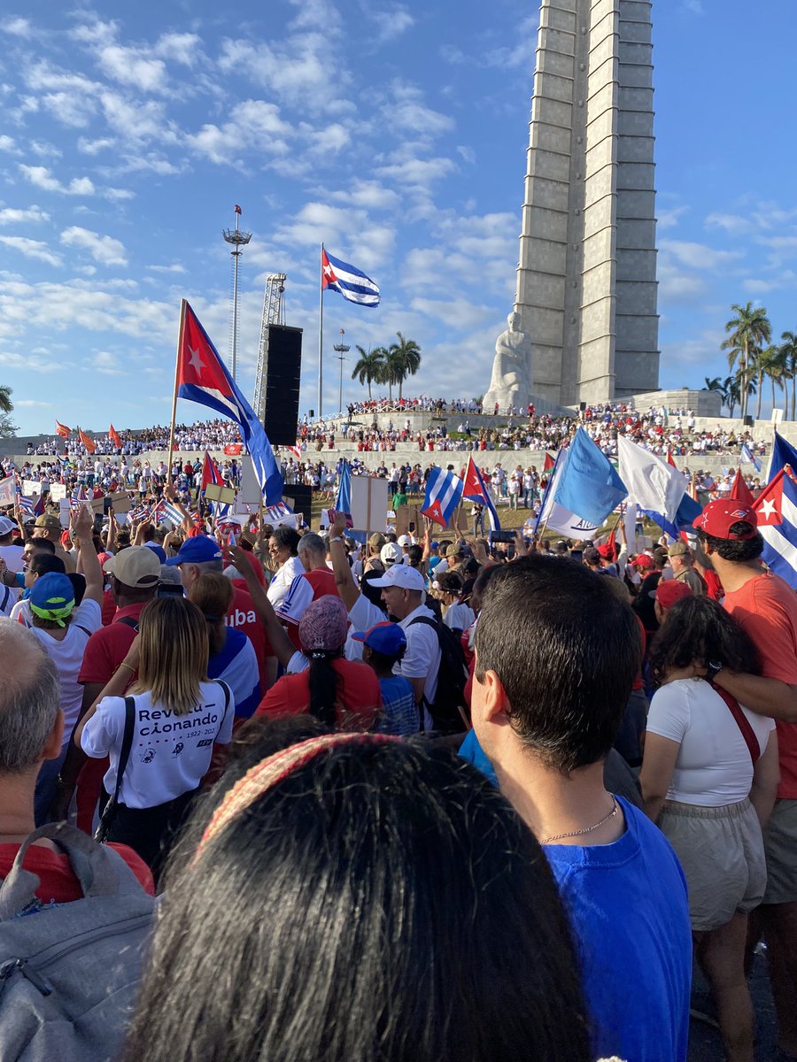EugenioMtnez's tweet image. Aviso: un pueblo en #Cuba caminando por ahí, casual, como dicen los jóvenes. Pueblo que en medio de la difícil situación económica y sus impactos dolorosos, le responde desde la madrugada a los planes “creativos” de EEUU para aplastarnos: aquí estamos, no te equivoques. #PorCuba