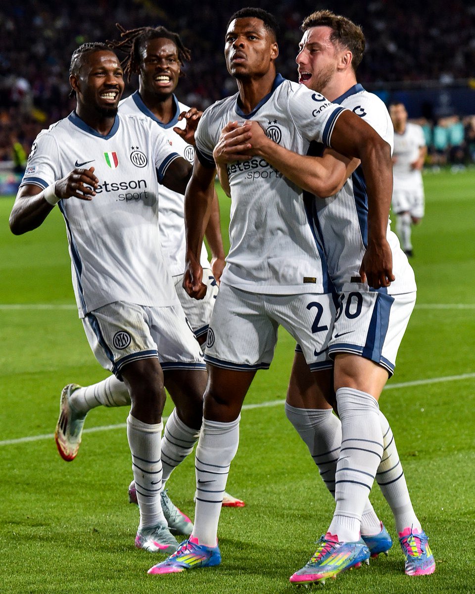 Inter_id's tweet image. “𝙋𝙚𝙧𝙘𝙖𝙮𝙖, 𝙗𝙚𝙧𝙨𝙖𝙢𝙖-𝙨𝙖𝙢𝙖”
🖤💙🖼️

#ForzaInter #UCL #BarcelonaInter