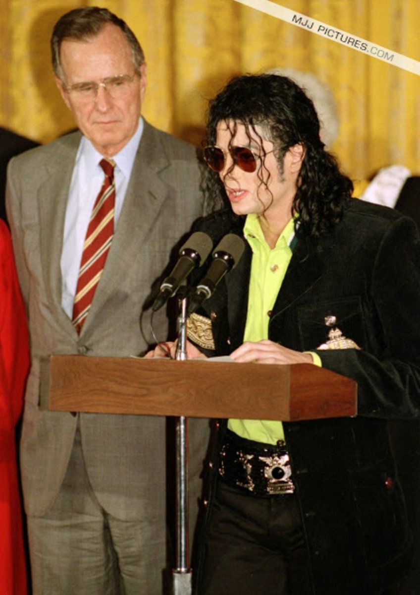 RodriguezNalena's tweet photo. El 1 de Mayo de 1992 Michael Jackson recibe el Premio Punto de Luz que le entrega el entonces Presidente Bush por su labor humanitaria.
#MichaelJackson #MJAm https://t.co/zi01V7o1Ph