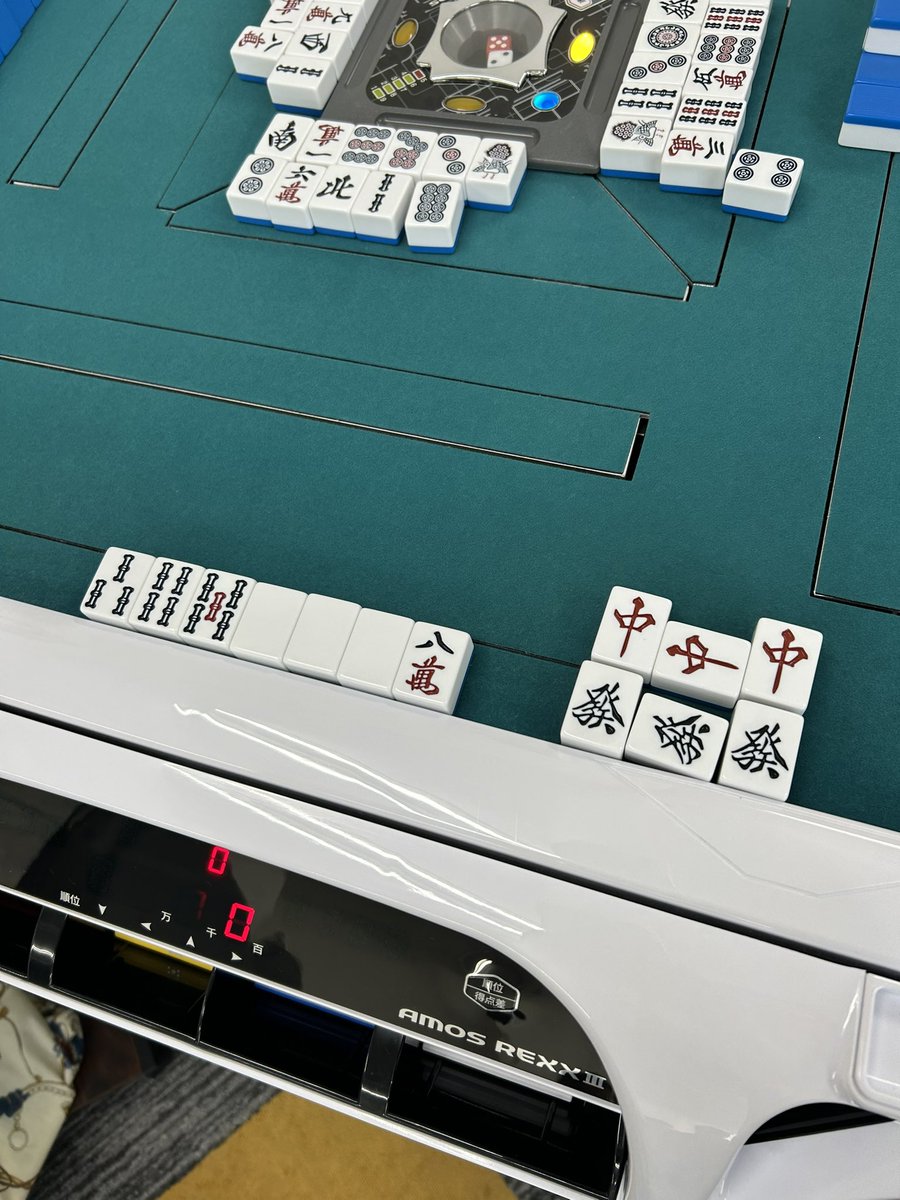 sapporo_comet's tweet image. こんにちは😃
本日、対局コースで大三元が出ました!
おめでとうございます㊗️
ゴールデンウィークはまだセット麻雀空いてます🀄️
GWの麻雀は札幌健康麻雀センターコメットで!
#麻雀 #札幌市中央区 #セット麻雀 #貸卓 #健康麻雀 #アモスレックス3 #麻雀教室 #雀荘 #ボス猫ケンジ
