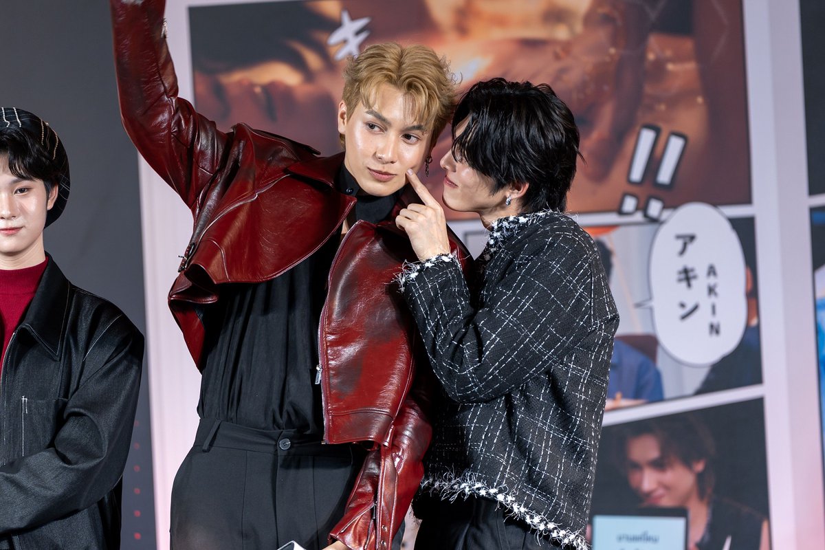 around_ent's tweet photo. “สมาร์ท-บูม-พีนัท-ยูโร” ตอกย้ำกระแสแรง! เสิร์ฟโมเมนต์สุดฟินให้แฟนๆ ในงาน “Mini Fanmeet WeTV VIP X Top Form Live”
#WeTVVIPxTopFormLive #WeTVxUnionMall
#SmartBoom #smartcsnp #BXXMRVW
#Ppeanutp #eurowaratthip
#TopFormTheSeries #กอดกันมั้ยนายตัวท็อป
#WeTV #WeTVOriginal #Tailai
อ่านข่าวและรูปเพิ่มเติม
📍https://t.co/H3LRnDv5dw
ติดตามเรื่องราวความรักลับ ๆ ระหว่างตัวท็อปทั้งสองของวงการ ในซีรีส์ “Top Form กอดกันมั้ย นายตัวท็อป” ทุกวันพฤหัสบดี เวลา 20.00 น. รับชมได้ทั่วโลกทาง แอปพลิเคชัน WeTV หรือเว็บไซต์ https://t.co/OzMfAD8jTm เท่านั้น พิเศษสำหรับสมาชิก VIP สามารถดูล่วงหน้าได้ก่อน 1 ตอน