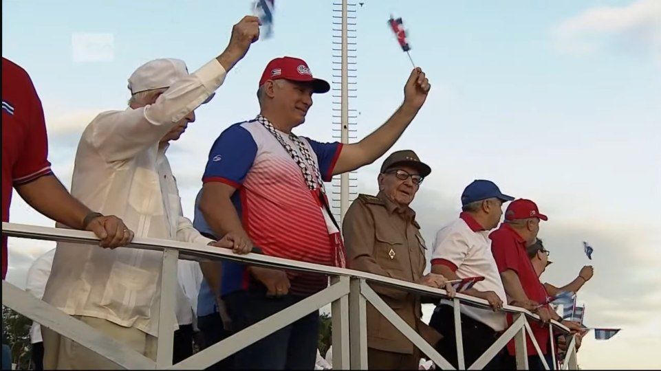 Desfile del Primero de Mayo: presentes con nuestro pueblo el líder de la Revolución Cubana, Raúl Castro Ruz y el presidente Miguel Díaz-Canel 🇨🇺