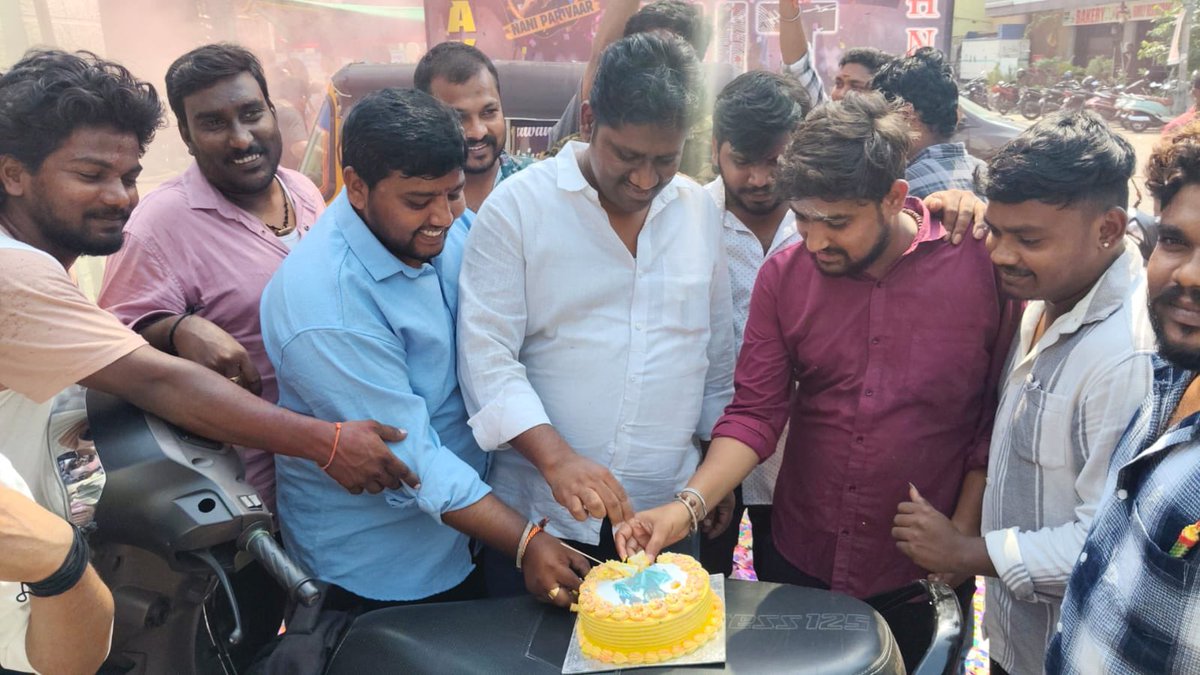 NSNFVijayawada's tweet photo. #Hit3 release celebrations by Vijayawada Naturalstar @NameisNani  fans 
@TeamActorNani @TrendsforNani @SVR4446 @KiranMedasani @balabhasakar @kalyankmsmajnu @PaOne7981 @NSNFguntur @NSNFGuntakal @SREENU_24 https://t.co/uAkCcTLI5q