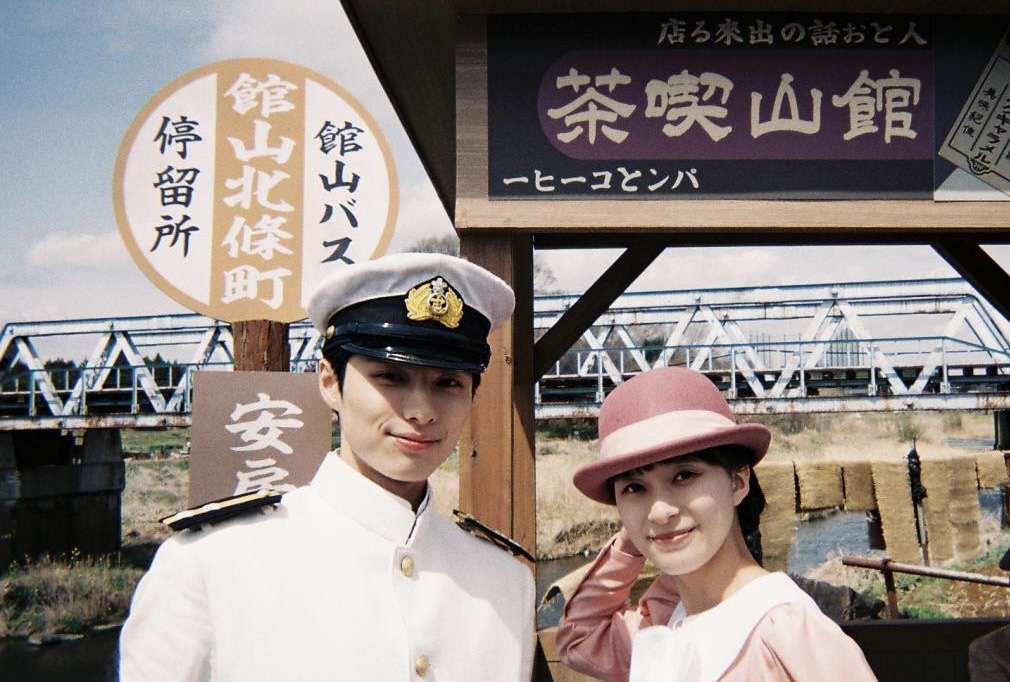 久しぶりの再会場所は
館山のバス停にて✨✨

2人とも夏の装いに👗⚓️
お互いにドキドキして
何も言えなくなっている様子が
とてもかわいい場面でしたね🫶

第２話は冒頭からうぶきゅん満載❕
ぜひ見逃し配信でご確認ください🌟

第２話TVer見逃し配信中🤍୭:*
bit.ly/4jf8aAK

#めおと日和