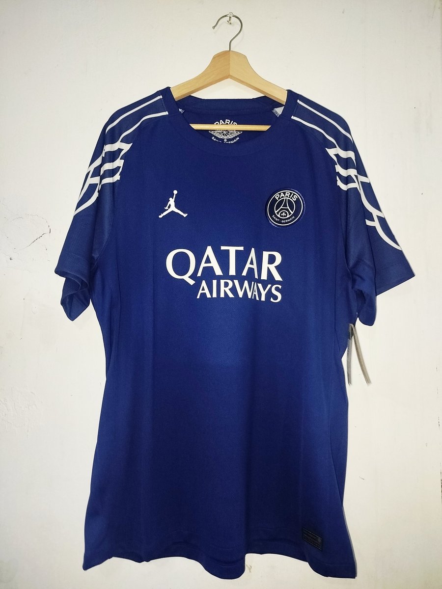 TDBJ48's tweet photo. #TunasdiBalikJersey dengan jersey yang makin diliat terus-menerus malah makin kepincut 🤩 Simpel tapi tetap terlihat keren dengan corak sayap khas Jordan di lengannya 🪽 Masih bingung mau pasang nameset Kvaratskhelia atau Dembélé 🤔
#PSG (Racun by: @whythecreator) https://t.co/RrkH1L2sAr