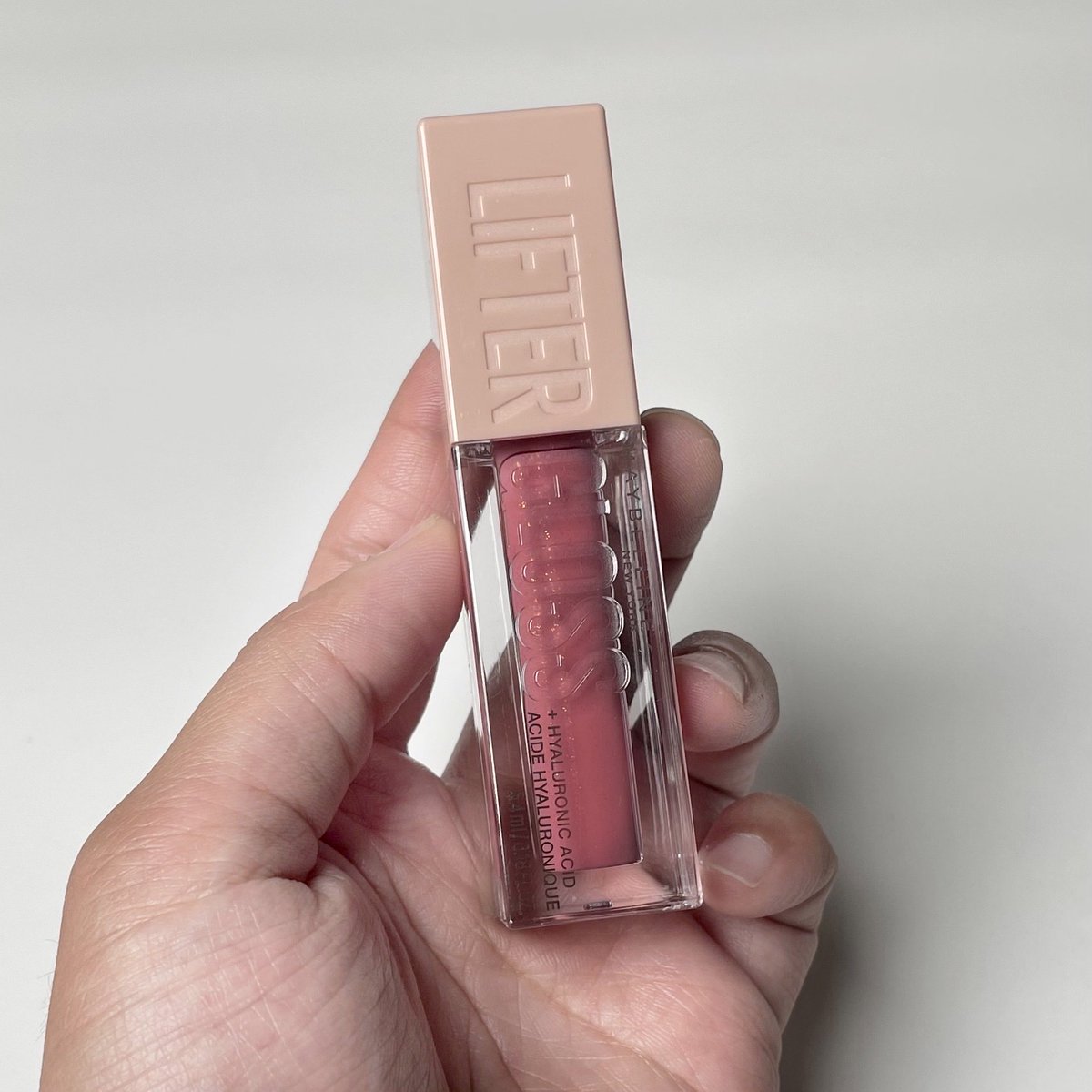 jjdoesitwork's tweet photo. ลิปกลอสไฮยา Maybelline ที่เป็นไวรัลในอเมริกาเข้าไทยแล้วววว!! ปากฉ่ำระดับ 10 อิ่มฟูแบบโนฉีดฟิลเลอร์เลย ปากชุ่มชื้นแบบขั้นสุด เม็ดสีแน่นแบบไปช่วยเติมร่องให้ปากดูเต็มขึ้น สีนี้คือสี 005 petal เป็นชมพูกุหลาบที่สวยแบบสุด คือถูกต้องแบบต้องมี สวยแพงเหมือนทาแท่งละ 2000  แล้วถ้าตอนนี้เขาแถมกระจกให้ด้วย คือเริ่ด