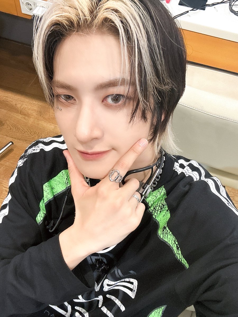 TRENDZ_OFFCL's tweet photo. [#윤우] 카멜레온 시작🐺💪🏻🖤

#FROM_TRENDZ #TO_FRIENDZ #TRENDZ #트렌드지 https://t.co/Whl5NvOFLy